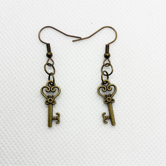Earrings Antique Key Heart Gold Tone Victorian Steampunk Vintage Retro Goth - Picture 2 of 3